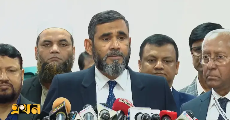 সাংবাদিকদের সঙ্গে কথা বলেছেন ইসি সানাউল্লাহ